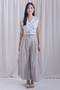 Sabel Floral Eyelet Top In White/Blue