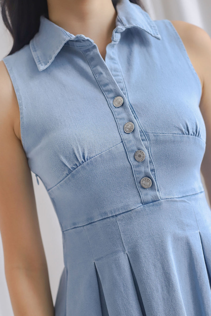 Valrie Sleeveless Buttons Denim Dress In Light Wash