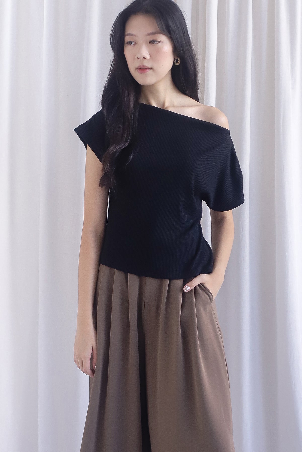 Vega Ribbed Wide Neck Top In Black