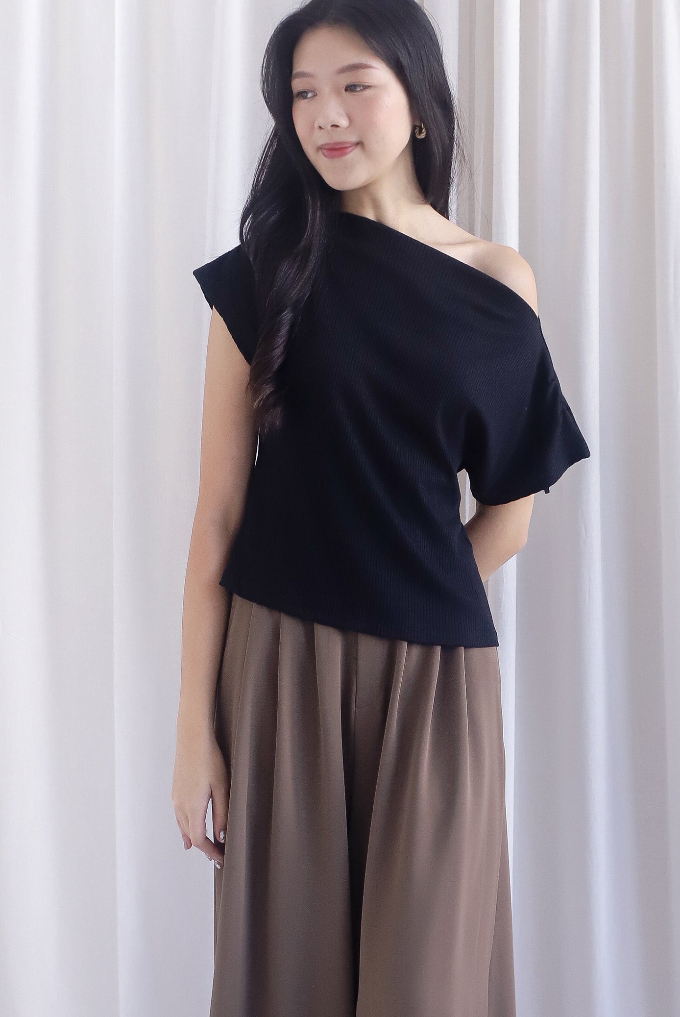 Vega Ribbed Wide Neck Top In Black