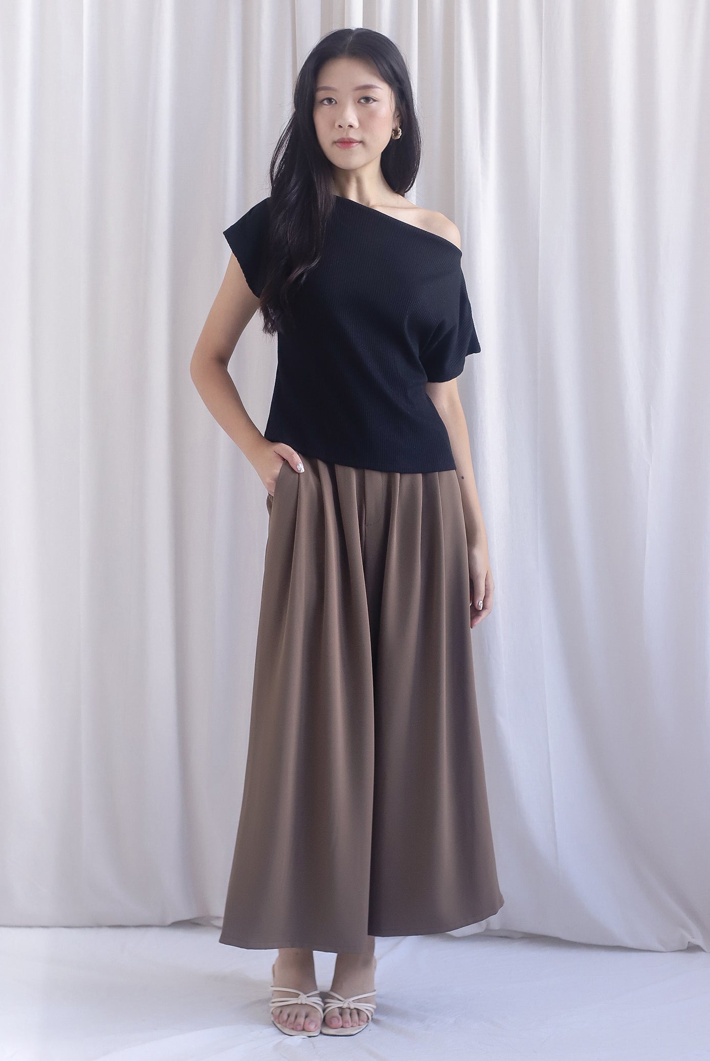 Vega Ribbed Wide Neck Top In Black