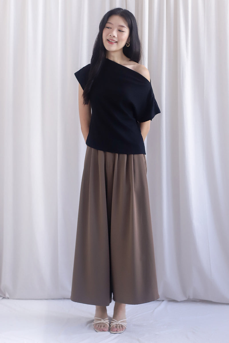 Vega Ribbed Wide Neck Top In Black