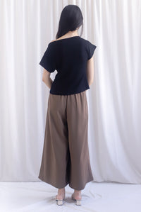 Vega Ribbed Wide Neck Top In Black