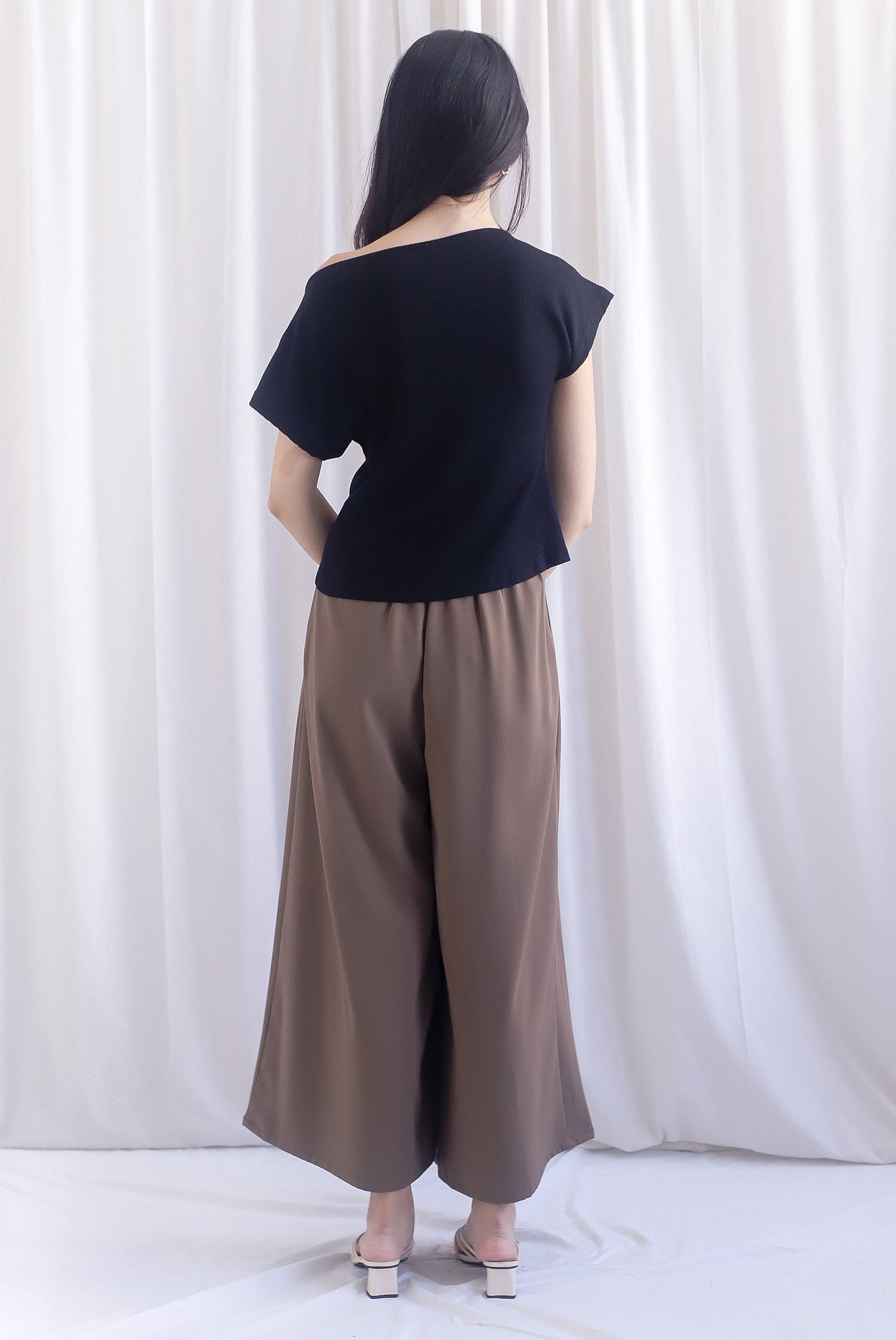 Vega Ribbed Wide Neck Top In Black