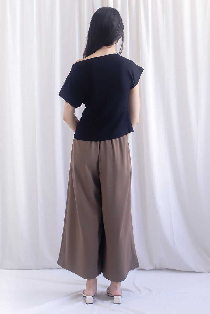Vega Ribbed Wide Neck Top In Black