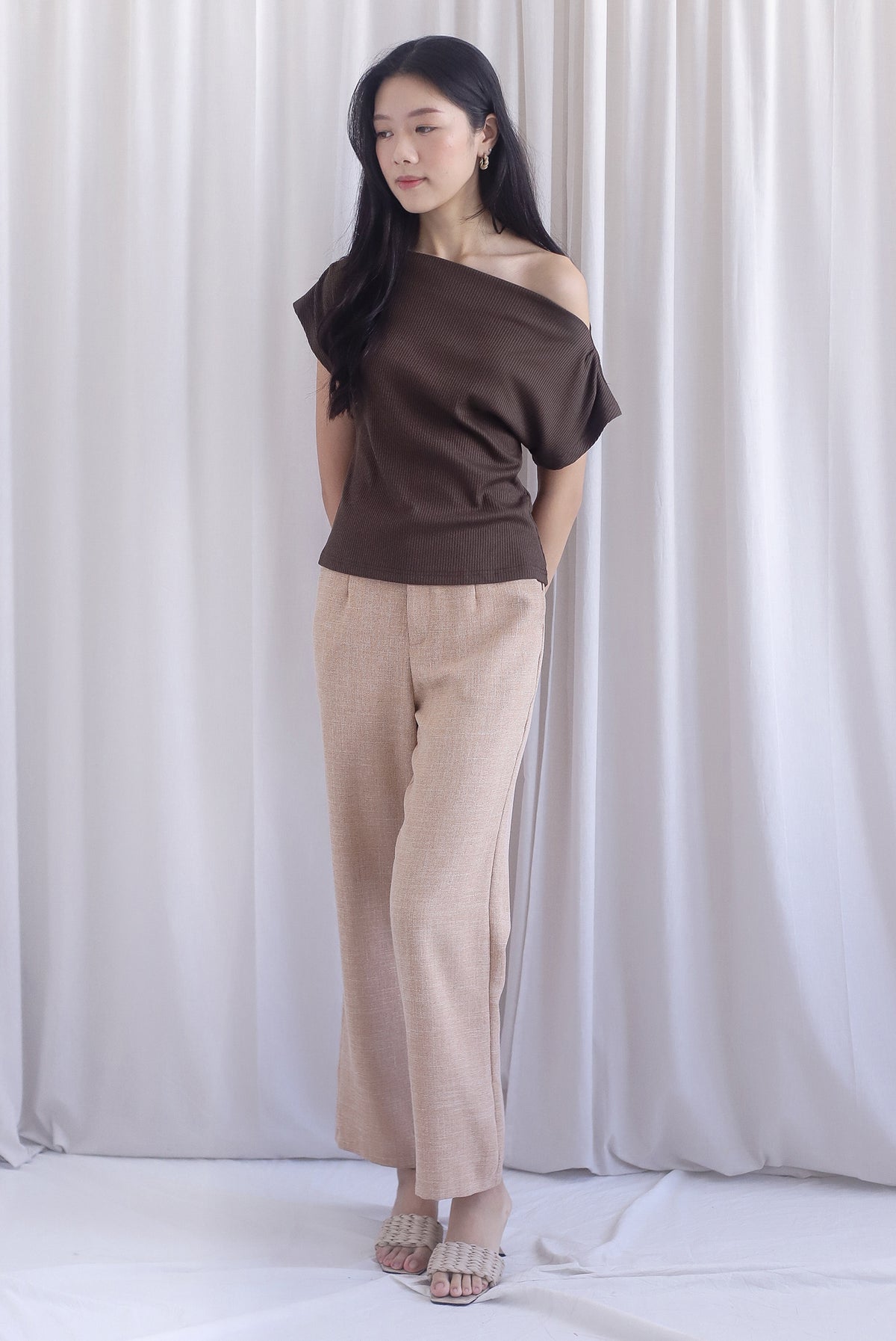 Vega Ribbed Wide Neck Top In Mocha