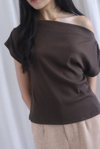 Vega Ribbed Wide Neck Top In Mocha