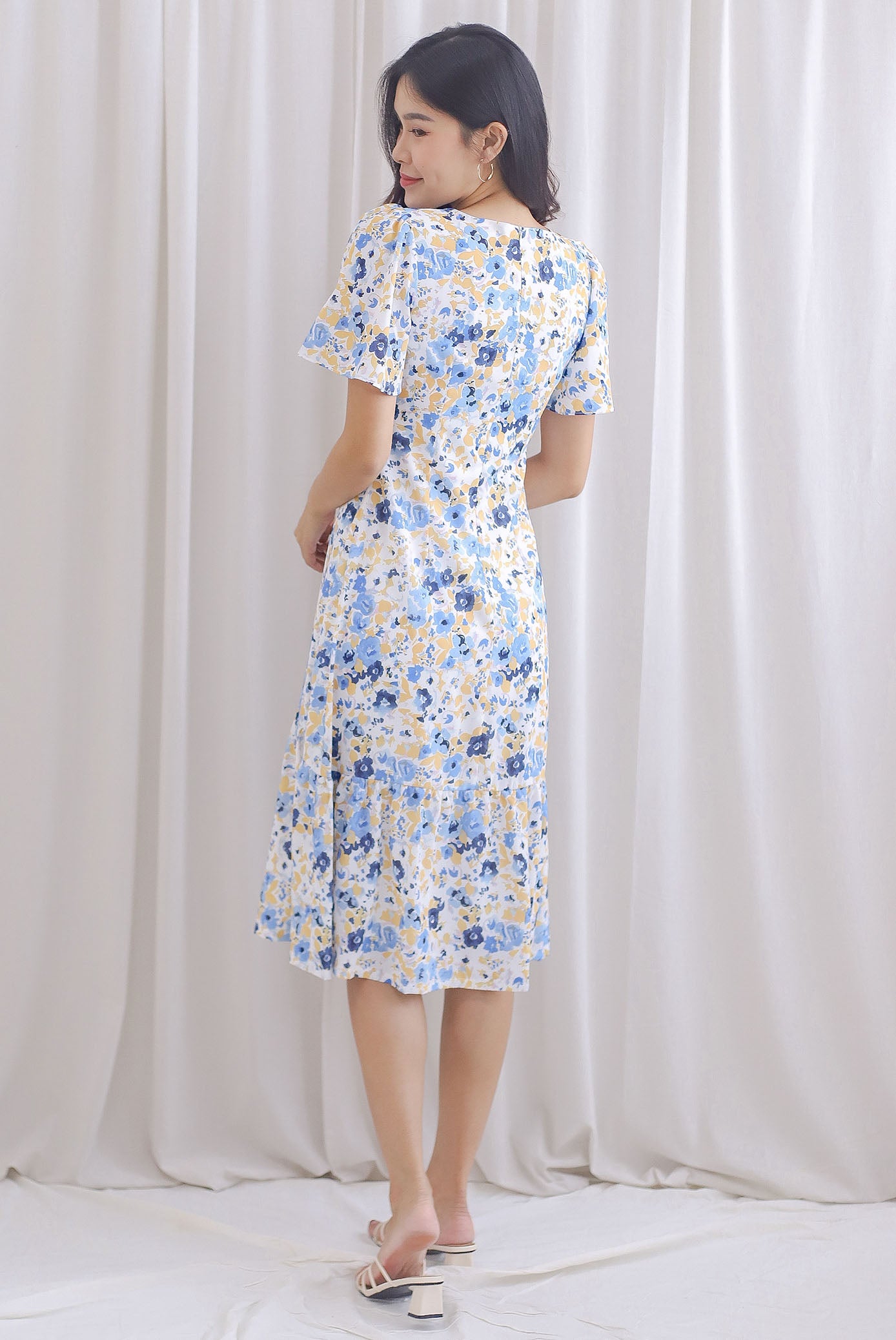Blair Floral Flutter Sleeve Button Dress In White/Blue