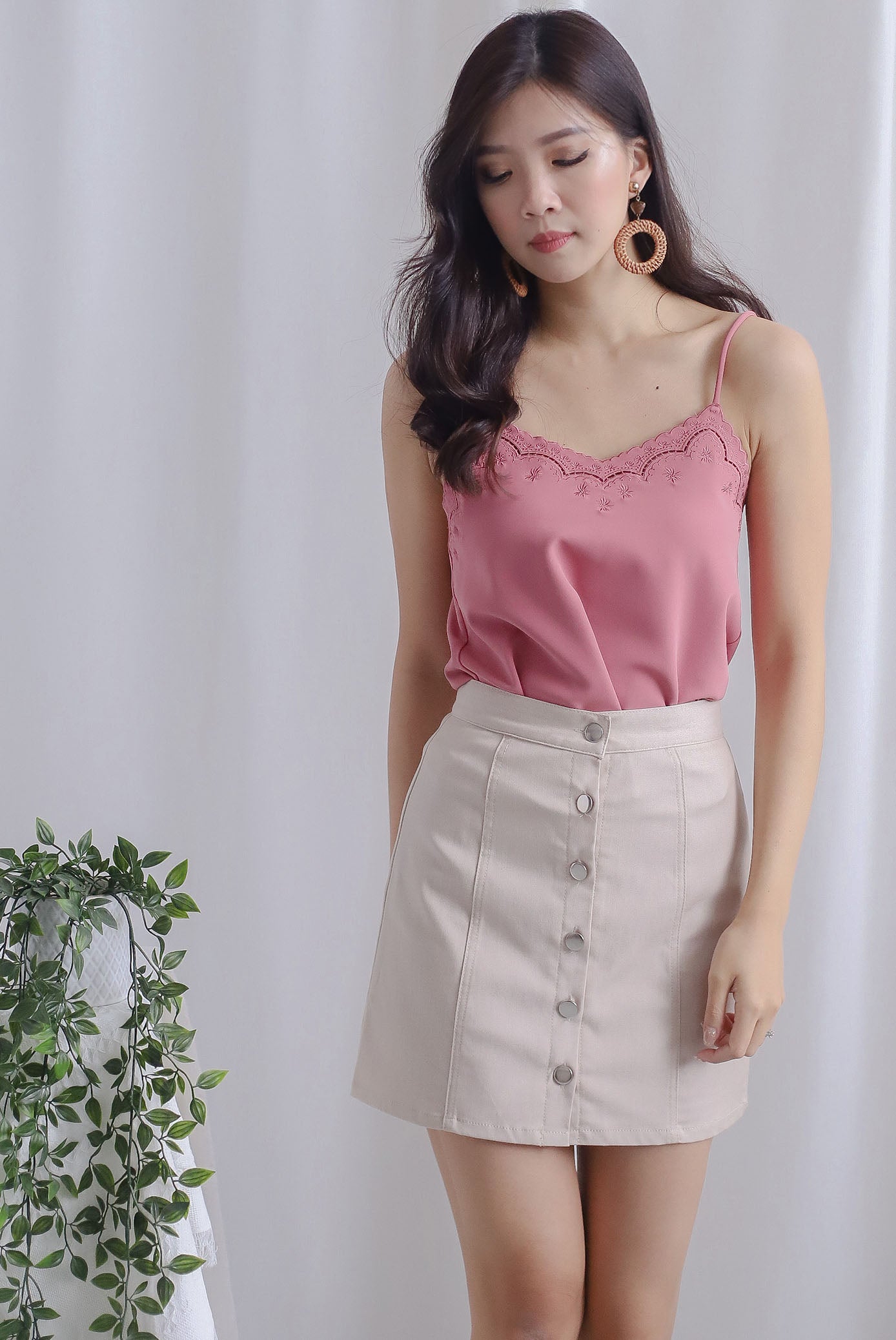 Cabell Embroidery Scallop Sprag Top In Tea Rose