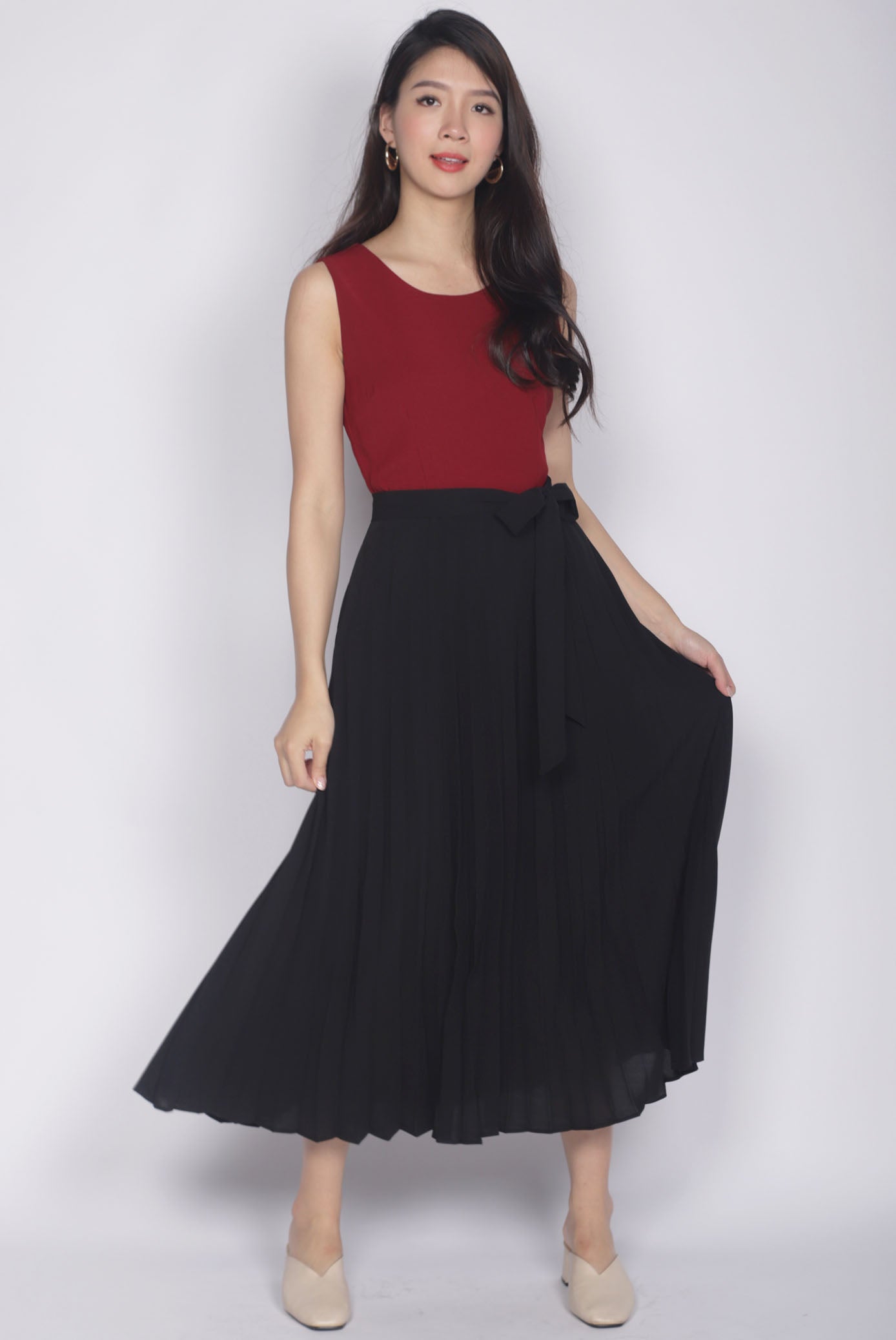 Chaylee Pleated Maxi Dress In Wine/Black