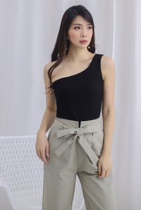 Eathelyn Ribbed Toga Top In Black