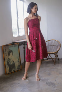 Editta Eyelet Floral Spag Dress In Wine Red