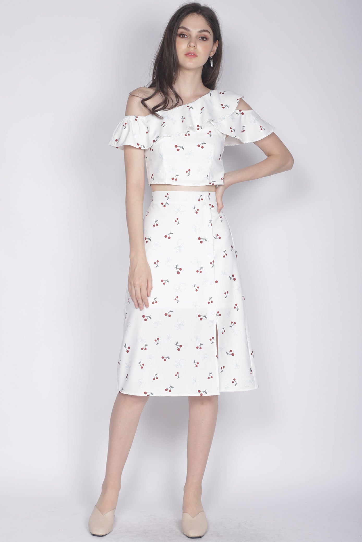 Hattie Buttons Slit Skirt In White Cherries