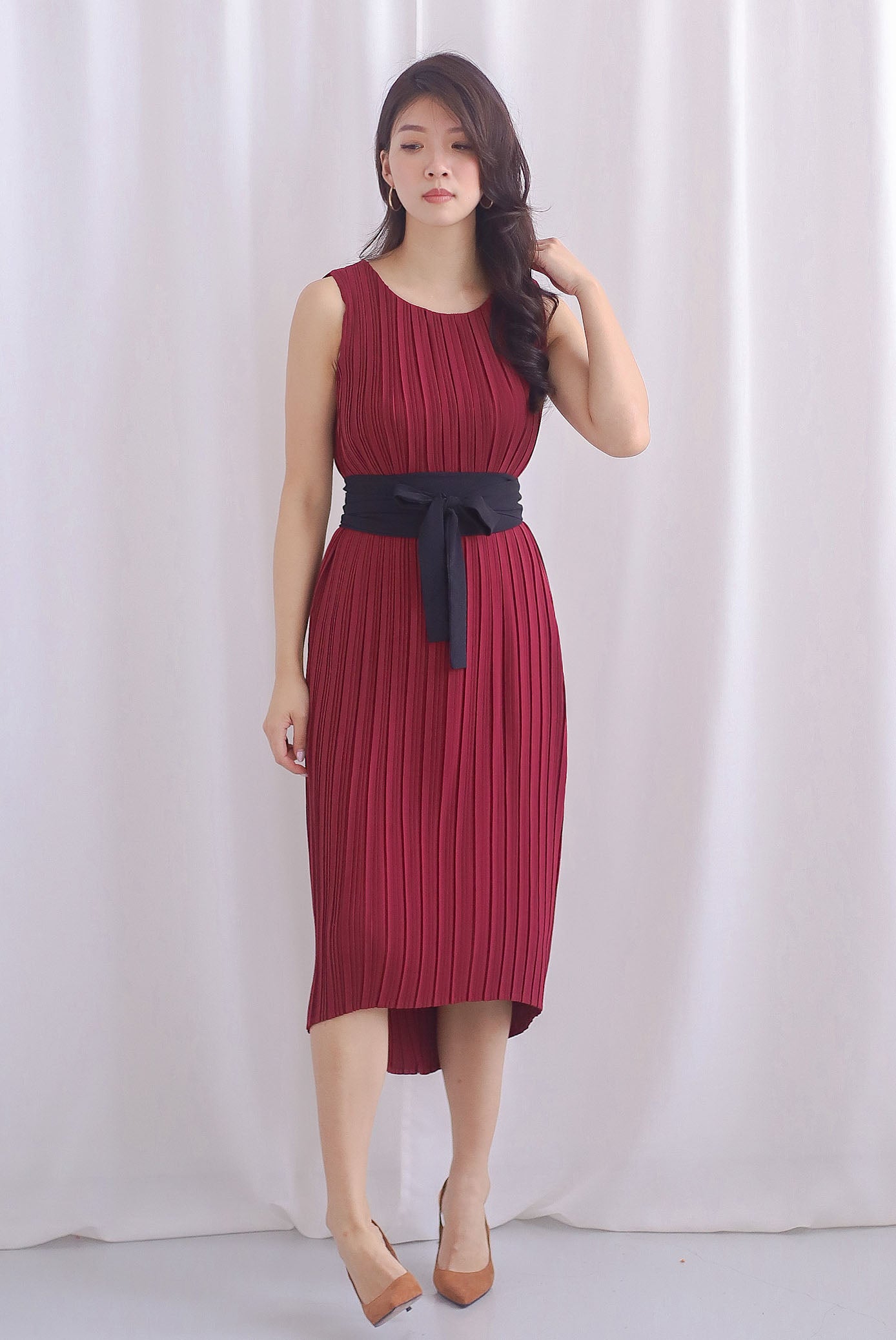 Jancey Pleated Obi Sash Dress In Wine Red