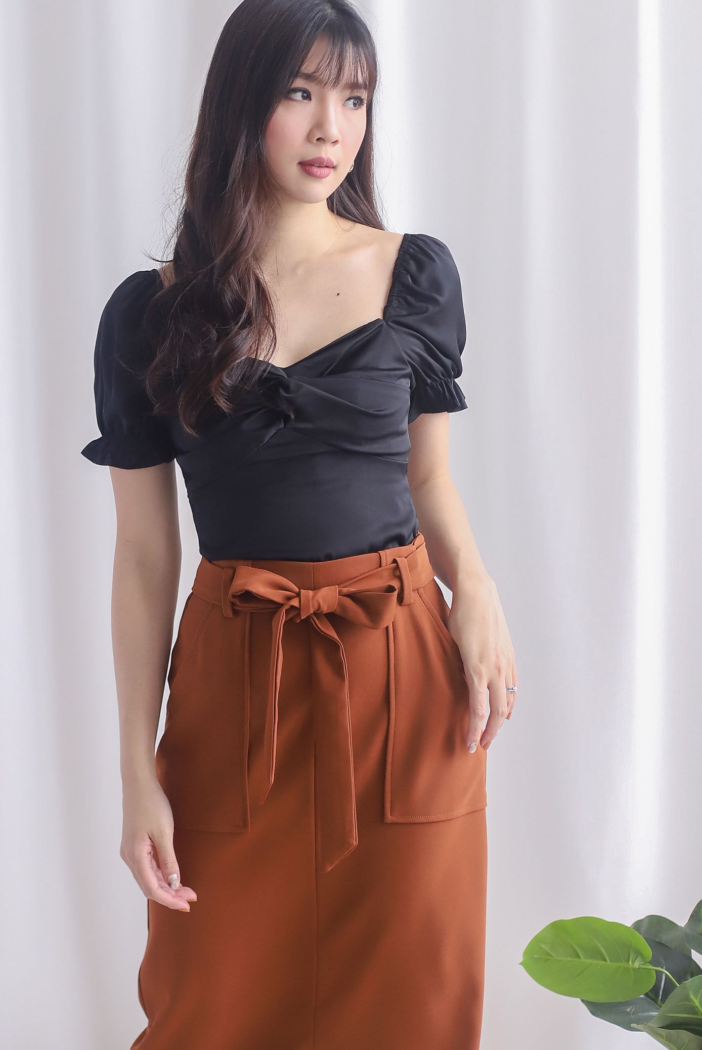 TDC Pilar Twist Sweetheart Top In Black