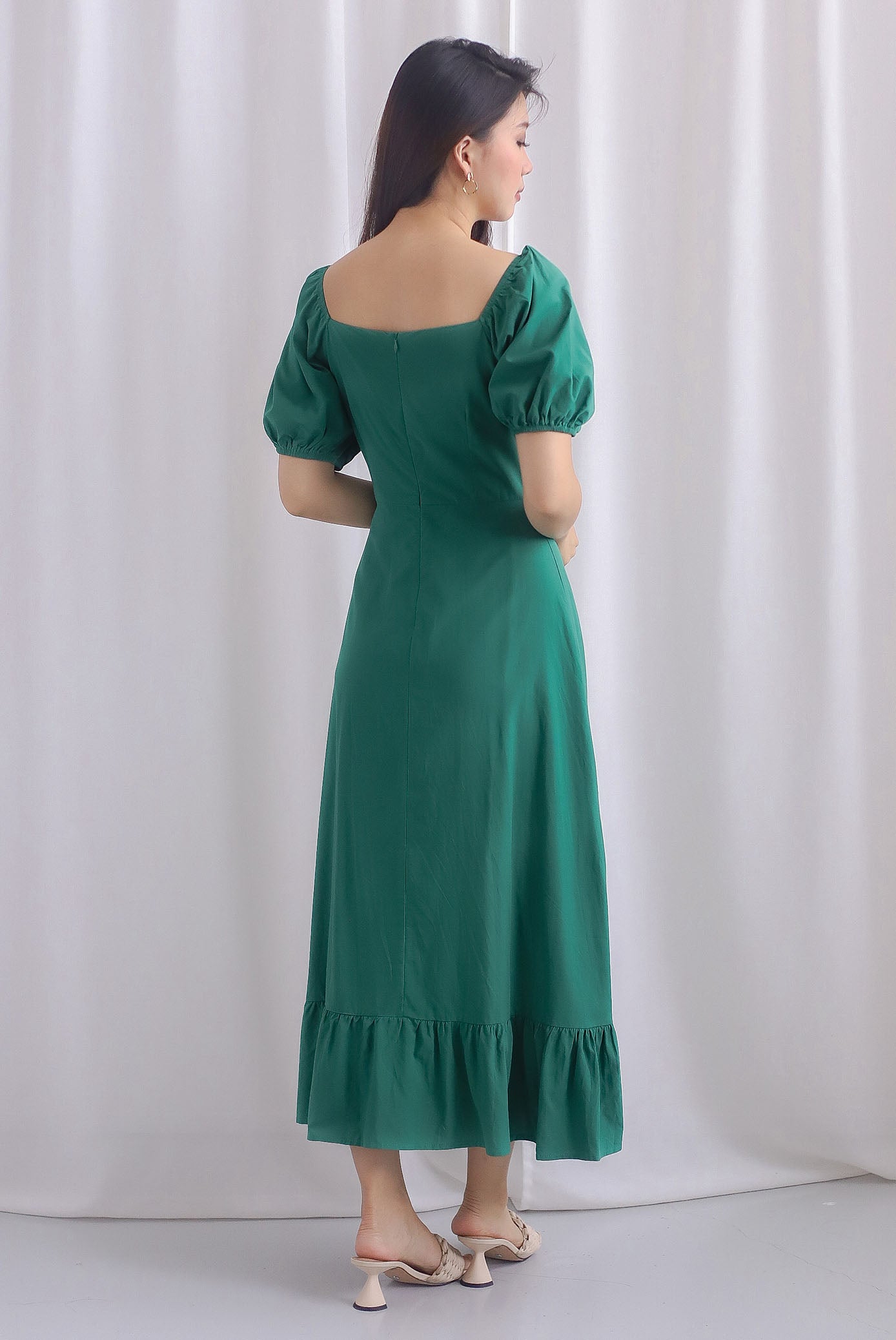 Vandelia Puffy Sleeve Ruched Maxi Dress In Kelly Green The Design Closets Vandelia Puffy Sleeve Ruched Maxi Dress In Kelly Green The Design Closets